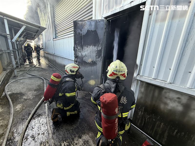 彰化永靖鄉帆布工廠倉庫大火,消防隊到場灌救。(圖/翻攝畫面)