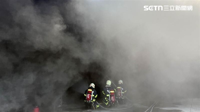 新／彰化帆布倉庫大火！恐怖黑煙畫面曝