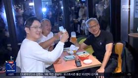 黃仁勳和三星電子會長李在鎔、現代汽車集團會長鄭義宣吃炸雞配啤酒。（圖／取自MBC NEWS）