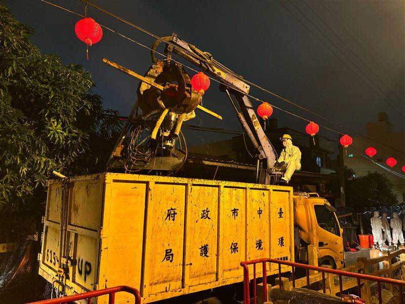 環保局人員將案場內雜物,送往焚化爐處理。(圖/台中市政府提供)