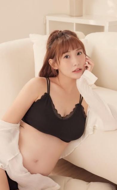 粿粿懷孕時擔心會有妊娠紋，范姜彥豐當時每天都幫她擦按摩油。（圖／翻攝自IG@meigo.c））