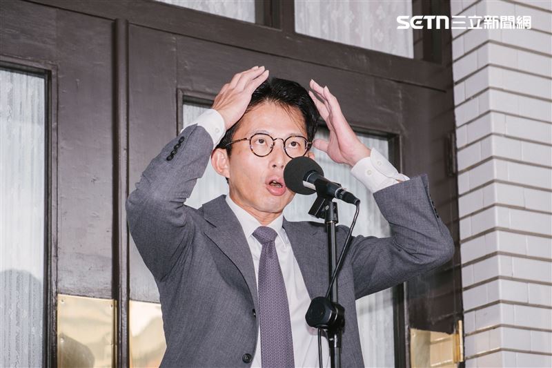 民眾黨主席黃國昌撥弄頭髮,證明自己不是禿頭。(圖/翻攝畫面)