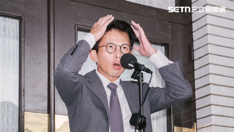 不是禿頭！國昌怒撥髮：烏黑亮髮是髮片？