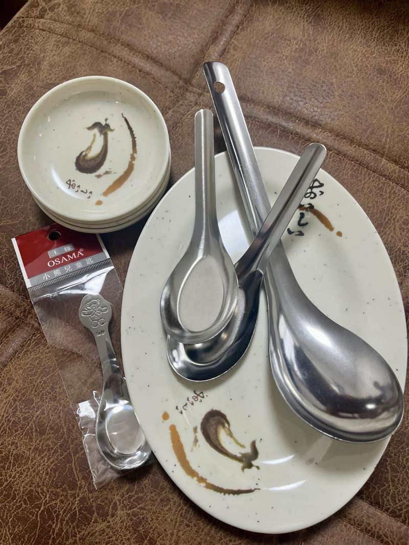 日本人旅客的戰利品中出現了台灣小吃店的餐具,格外引人注意。(圖/翻攝自Threads @minuitsama)