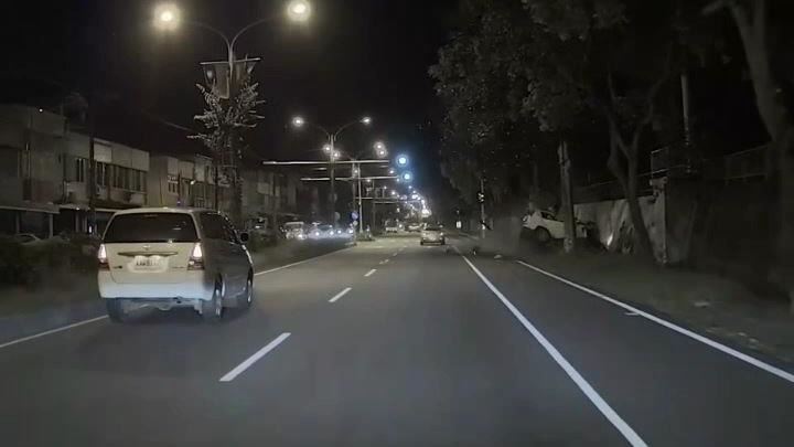 後車行車紀錄器拍下事故瞬間。(圖/翻攝畫面)