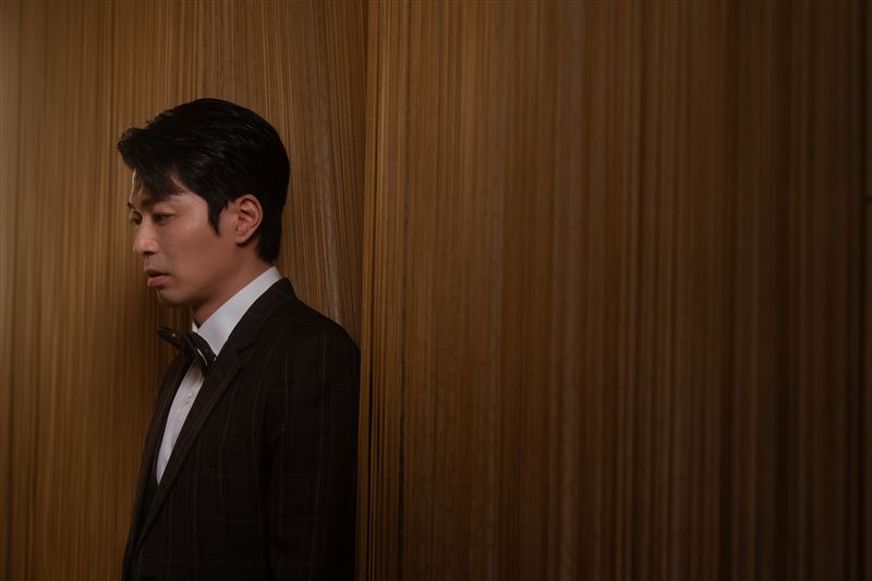 《訂閱人聲》侯彥西為了讓婚禮完美進行訂閱黑科技APP。(圖/公視台語台提供)