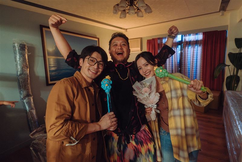 《訂閱人聲》導演胖虎(中)十分滿意侯彥西(左)、吳子霏(右)的化學反應。 (圖/公視台語台提供)