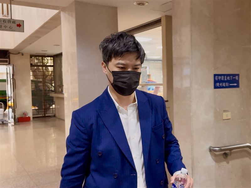 柯晨晧現身北檢,對於媒體追問並未多說。(圖/翻攝畫面)