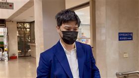 ▲柯晨皓現身北檢，對於媒體追問並未多說。（圖／翻攝畫面）