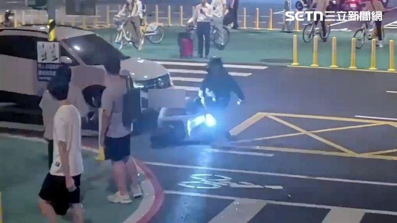 北市芮男開車行經羅斯福路四段欲左轉時追撞林男機車。(圖/翻攝畫面)