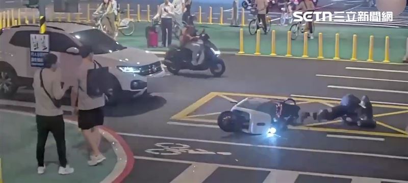 北市芮男開車行經羅斯福路四段欲左轉時追撞林男機車。(圖/翻攝畫面)