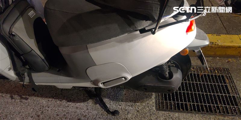 北市芮男開車行經羅斯福路四段欲左轉時追撞林男機車。(圖/翻攝畫面)