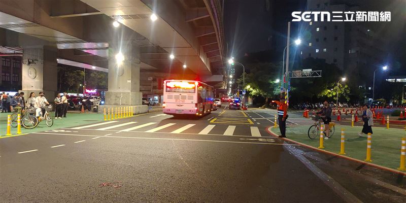 北市芮男開車行經羅斯福路四段欲左轉時追撞林男機車。(圖/翻攝畫面)
