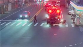 桃園,新屋,垃圾車,車禍,婦人,機車騎士,楊梅警分局。（圖／翻攝畫面）