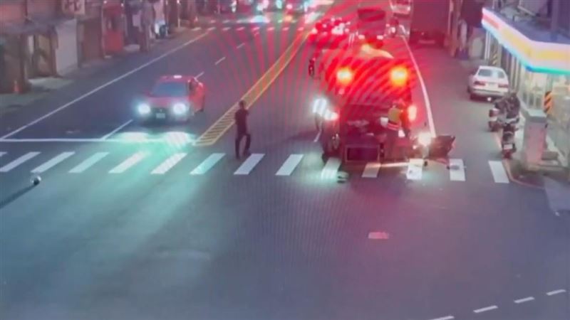 桃園驚悚車禍畫面曝！騎士遭捲進垃圾車底