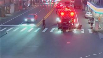 桃園驚悚車禍畫面曝！騎士遭捲進垃圾車底