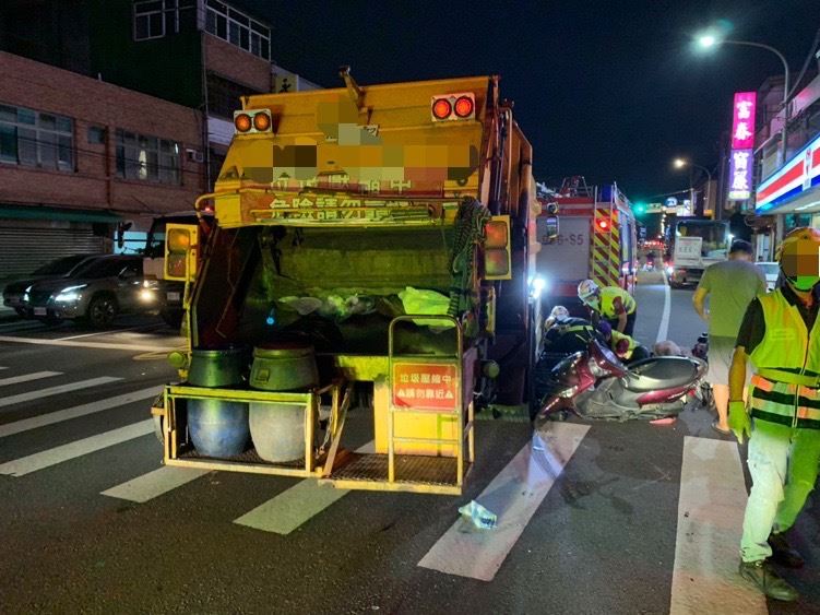 桃園新屋中山東路一段,垃圾車與機車發生碰撞,騎士遭捲進車底。(圖/翻攝畫面)