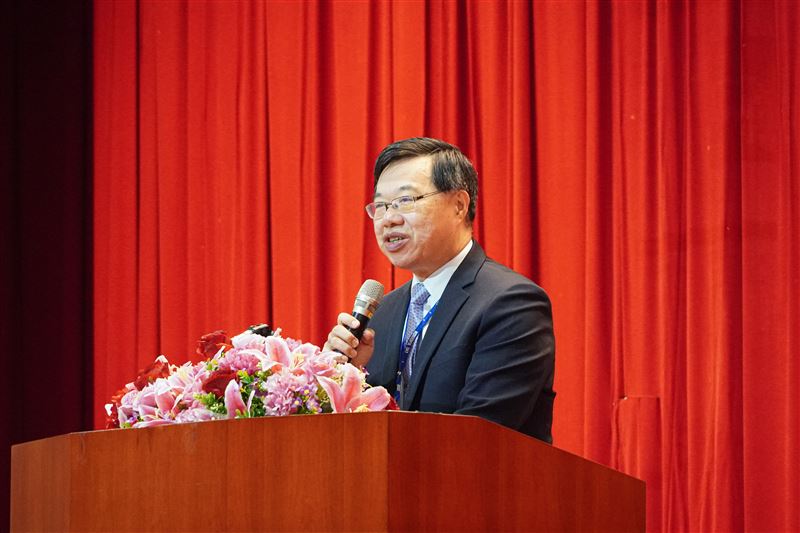 法務部政務次長徐錫祥代表部長致詞,期盼未來法醫研究所持續深化與醫學、學術及執法單位的合作,共同推動司法科技的專業發展與國際接軌。(圖/翻攝畫面)