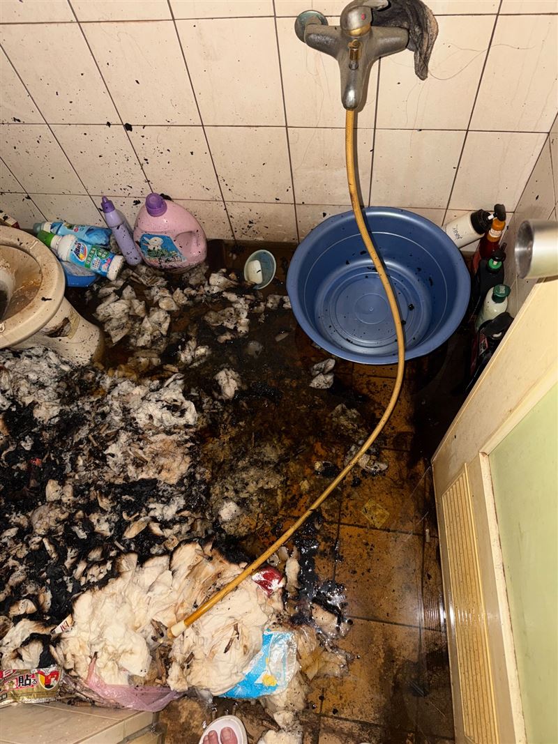房客在廁所內堆放大量菸盒、菸蒂,疑因抽菸點燃衛生紙引發火勢。(圖/福和里里長林寅利提供)