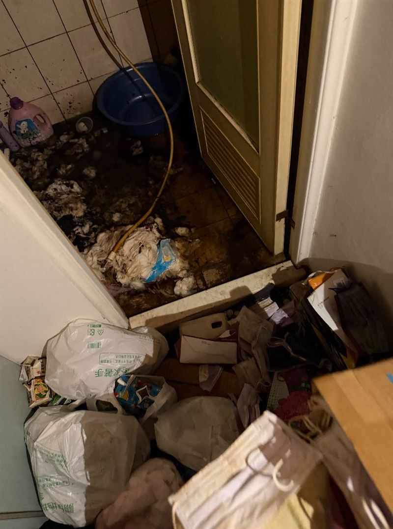 台中西屯區出租套房起火,警消救火驚見「恐怖垃圾山」。(圖/福和里里長林寅利提供)