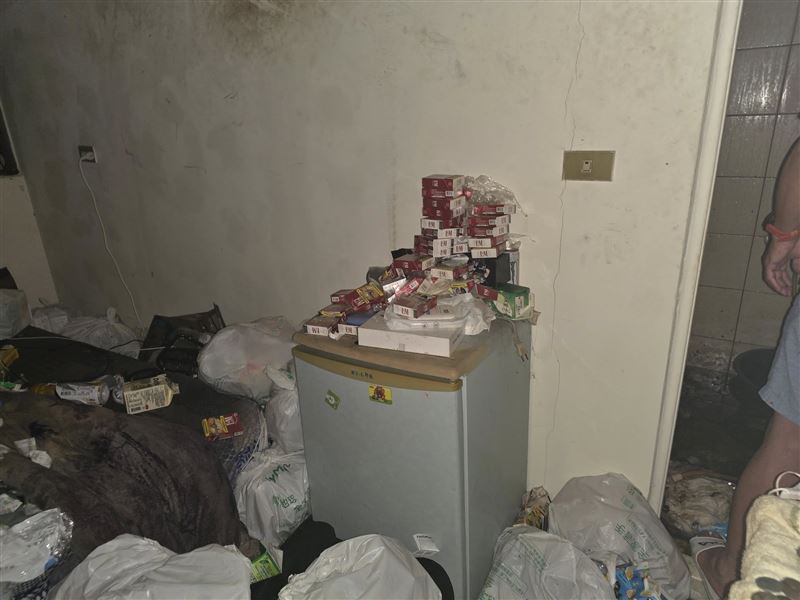台中西屯區出租套房起火,警消救火驚見「恐怖垃圾山」。(圖/福和里里長林寅利提供)