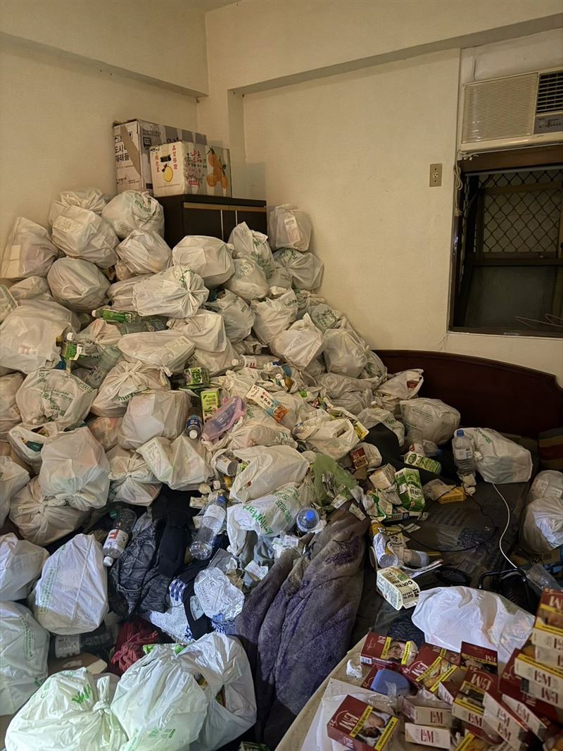 台中西屯區出租套房起火,警消救火驚見「恐怖垃圾山」。(圖/福和里里長林寅利提供)
