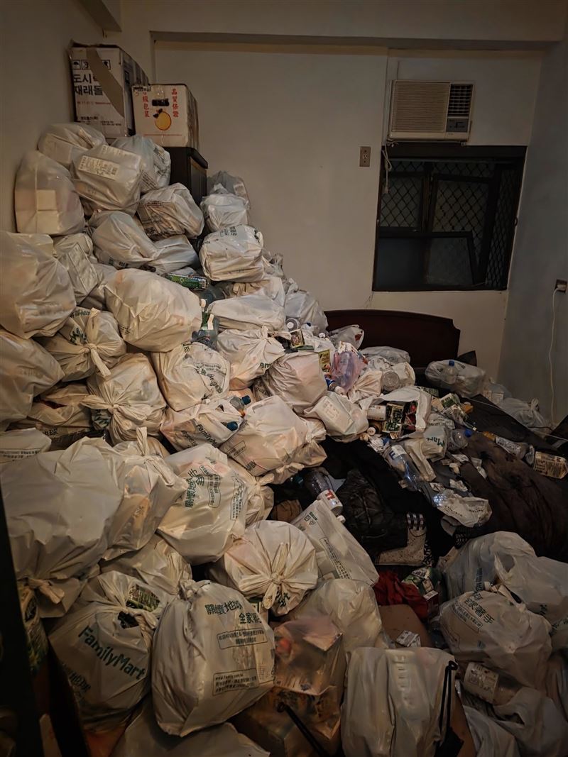 台中西屯區出租套房起火,警消救火驚見「恐怖垃圾山」。(圖/福和里里長林寅利提供)