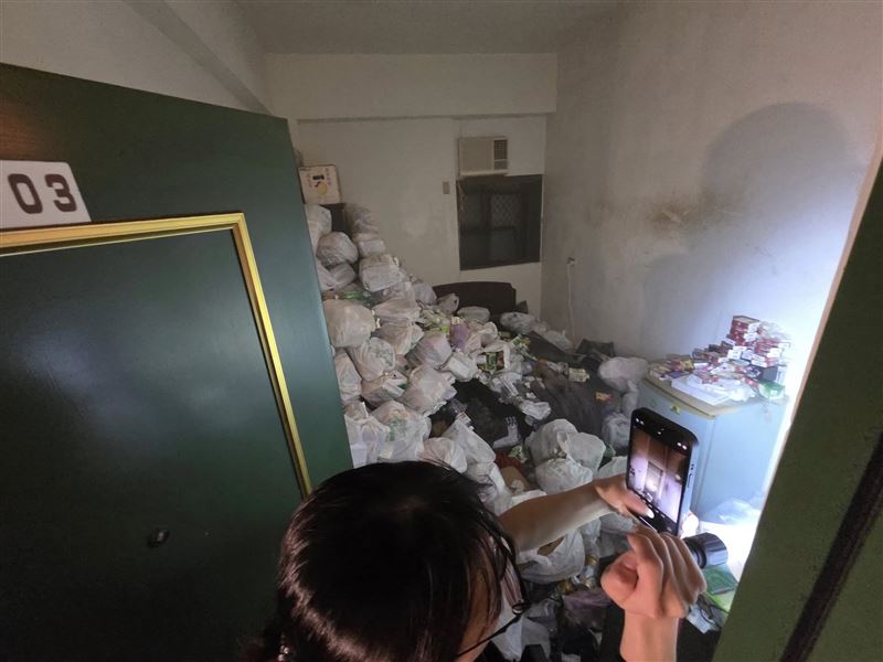 台中西屯區出租套房起火,警消救火驚見「恐怖垃圾山」。(圖/福和里里長林寅利提供)