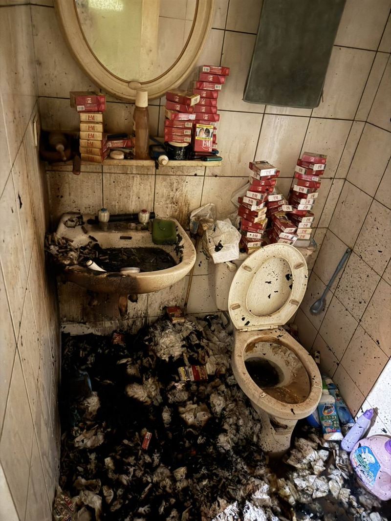 房客在廁所內堆放大量菸盒、菸蒂，疑因抽菸點燃衛生紙引發火勢。（圖／福和里里長林寅利提供）