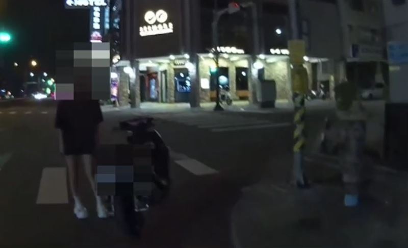 台中20歲柯姓女子深夜騎改裝車「炸街」,當場被員警盤查。(圖/翻攝畫面)