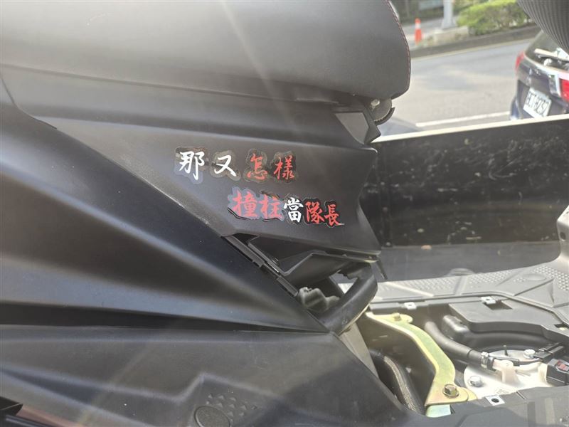女子車排氣管不僅改裝,車牌也違規往上翹,當場被扣車扣牌。(圖/翻攝畫面)