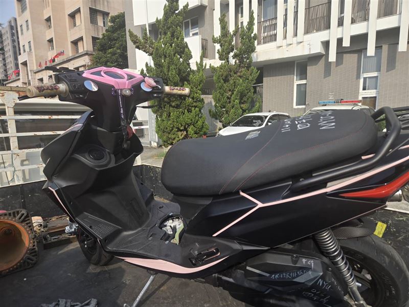 女子騎改裝車炸街,機車上貼了多處嗆警貼紙,令警方搖頭。(圖/翻攝畫面)