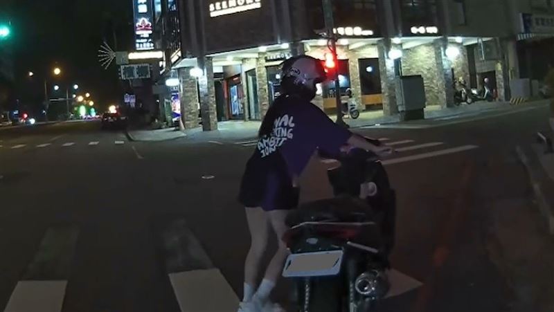 短褲妹騎改裝車炸街！囂張「嗆警」配備曝