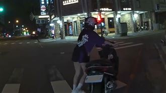 台中，短褲妹，深夜騎改裝車炸街，狂飆，被盤查，車牌套嗆警：反正你們也抓不到我(圖／翻攝畫面)