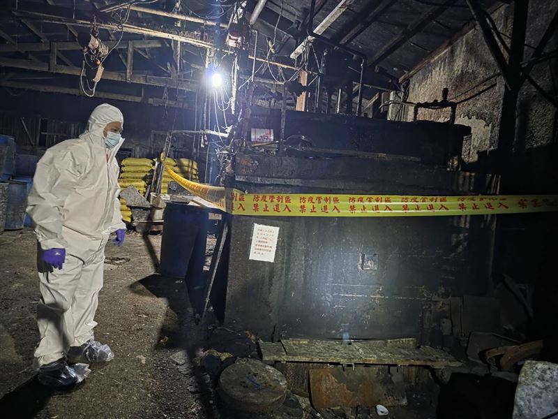 新北市府農業局發現泰山一處養豬場放置含廚餘的桶槽,且廚餘蒸煮槽中仍有廚餘。(圖/翻攝畫面)