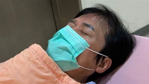洪榮宏緊急送醫開刀！躺病床緊閉雙眼