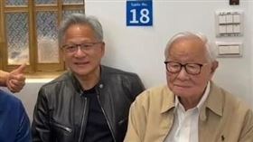 輝達（NVIDIA）執行長黃仁勳、台積電（2330）創辦人張忠謀、廣達（2382）董事長林百里等AI大咖，今（29）日再訪超難訂私廚「鄒記食舖」，結束後竟續攤寧夏夜市吃蚵仔煎。（圖／寧夏夜市榮譽會長提供）