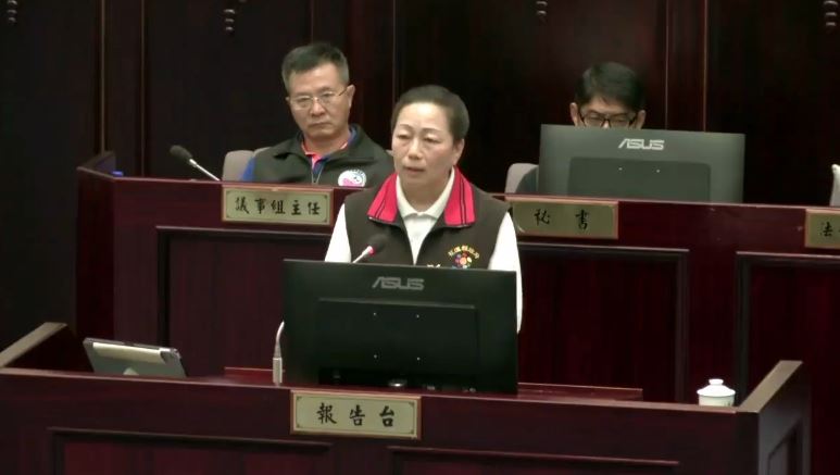 徐榛蔚到花蓮議會報告,高喊國家必須負責(圖/翻攝自花蓮縣議會直播)