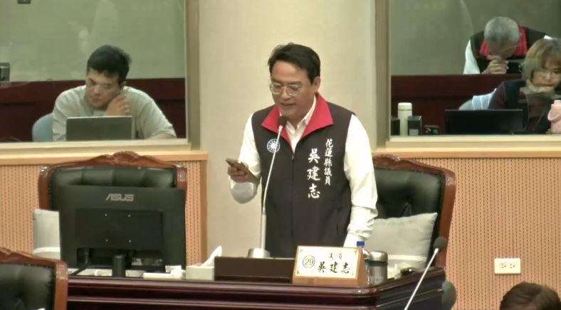 國民黨花蓮議員吳建志幫腔痛批中央,但講到樺加沙颱風名字時卻卡住,變成「加沙…這個沙加沙」。(圖/翻攝自花蓮縣議會直播)