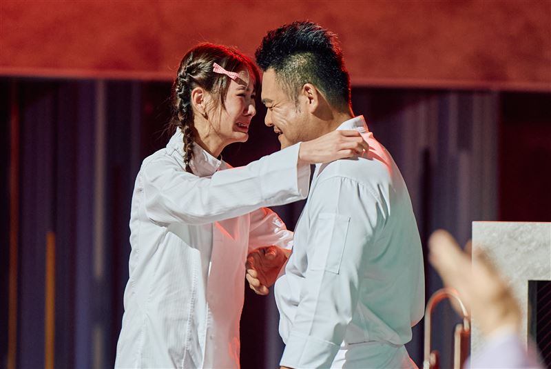 鍾欣凌的話讓安心亞當場淚崩,(右)為陳勇孝主廚。(圖/華視提供)