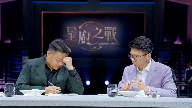 何順凱(左起)、吳東璿仔細評分。(圖/華視提供)