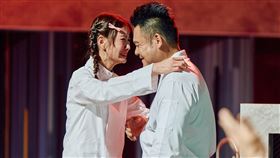鍾欣凌的話讓安心亞當場淚崩，(右)為陳勇孝主廚。（圖／華視提供）