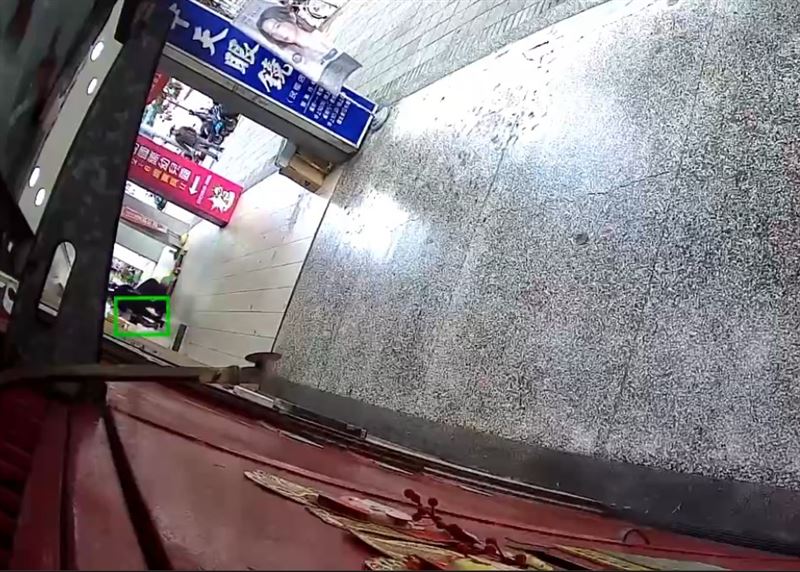 台北市中山區發生一起「詐欺面交變搶奪」案。(圖/翻攝畫面)