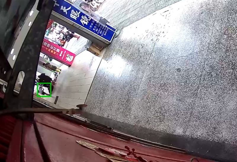 台北市中山區發生一起「詐欺面交變搶奪」案。(圖/翻攝畫面)