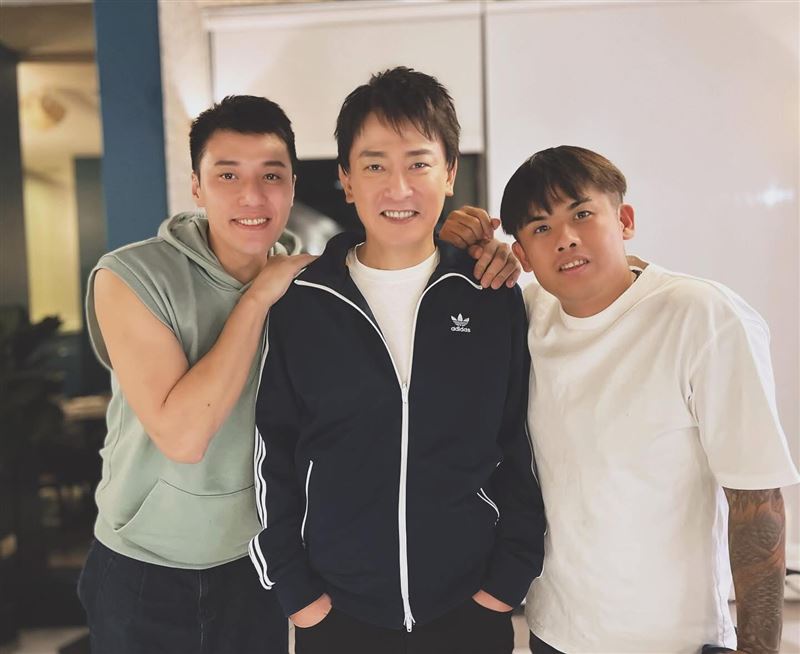 張睿家(左)、王識賢(中)、張再興(右)《阿叔》建立起好感情。(圖/民視提供)