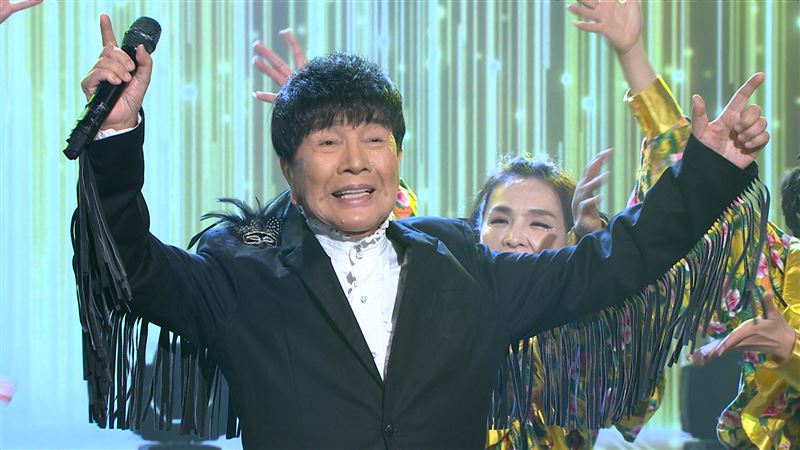 謝雷台上開唱。(圖/民視提供)