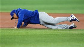 道奇總教練羅伯茲（Dave Roberts）跑壘比賽「仆街」。（圖／美聯社／達志影像）