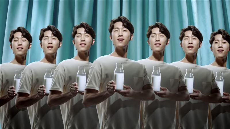 男星范姜彥豐昔日經典木瓜牛乳廣告被挖出,引發社群討論。(圖/翻攝自Youtube @凱渥)