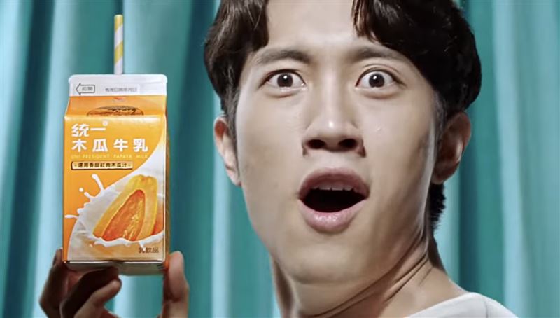 男星范姜彥豐昔日經典木瓜牛乳廣告被挖出,網友驚訝回應:「以為是吳慷仁」。(圖/翻攝自Youtube @凱渥)