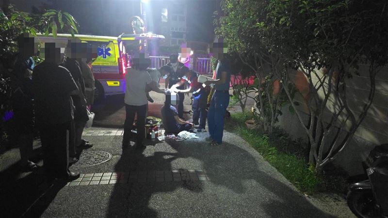 警方才詢問黃婦要不要協助,洪男就從派出所外一路尾隨並攻擊黃婦。(圖/翻攝畫面)